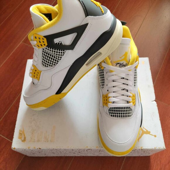 Womens Jordan 4 Retro - Vivid Sulfur - Picture 3 of 7